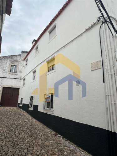 Moradia em Banda com Duas Habitações Independentes – Centro Histórico de Estremoz