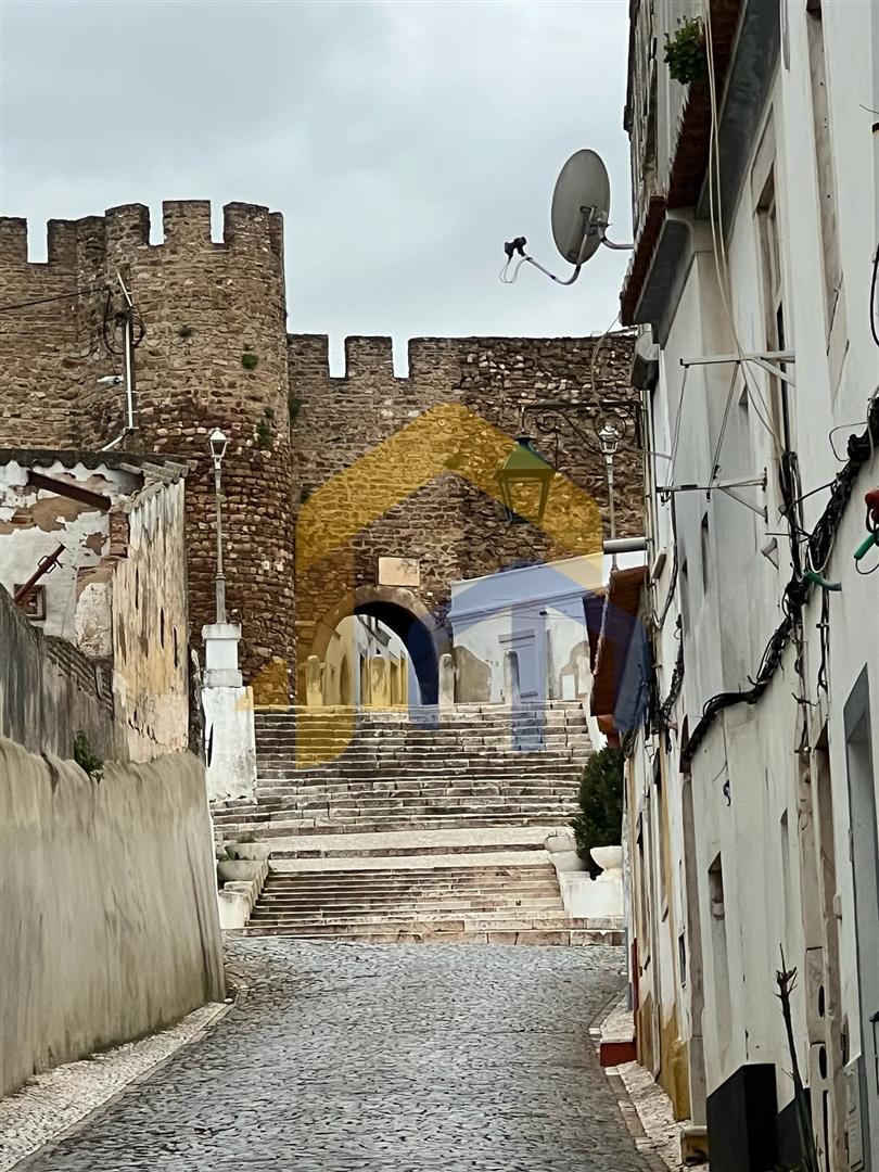 Moradia em Banda com Duas Habitações Independentes – Centro Histórico de Estremoz