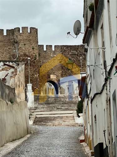 Moradia em Banda com Duas Habitações Independentes – Centro Histórico de Estremoz