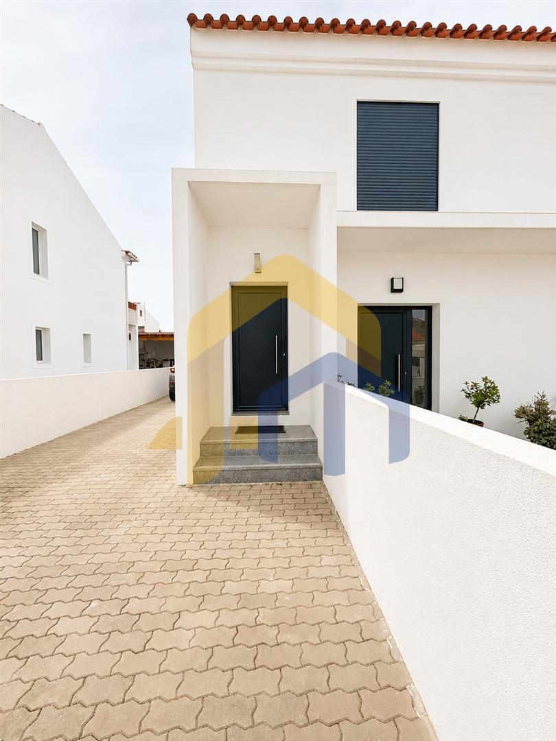 Moradia T3 com Espaço Exterior e Garagem | Monte da Razão – Estremoz