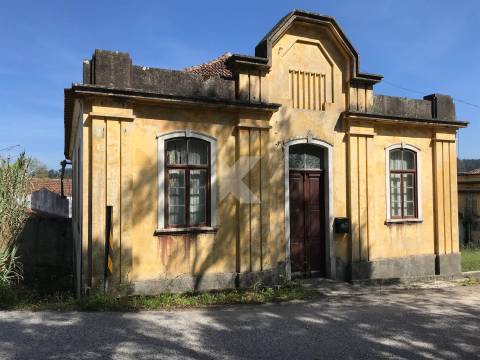 Moradia T7 em Coimbra para restaurar