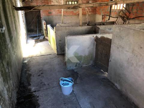 Moradia T7 em Coimbra para restaurar