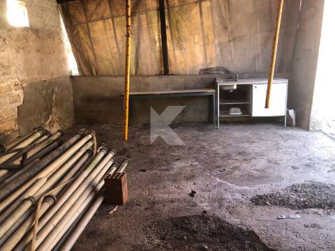 Moradia T7 em Coimbra para restaurar