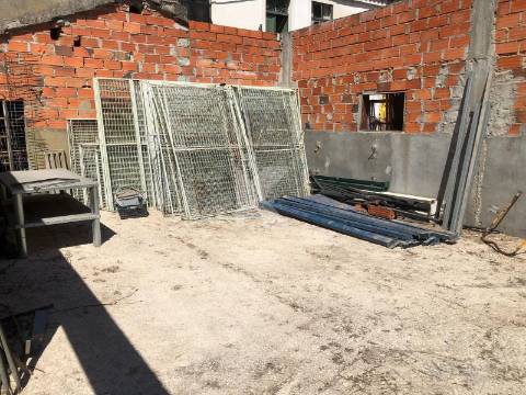 Moradia T7 em Coimbra para restaurar