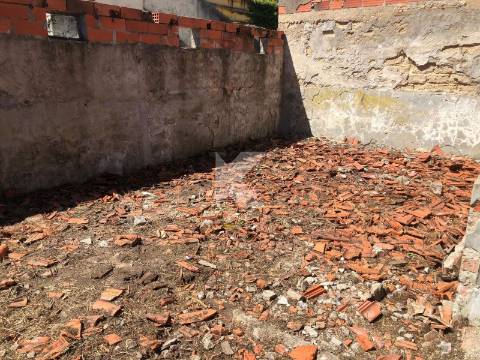 Moradia T7 em Coimbra para restaurar