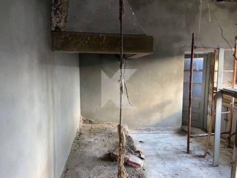 Moradia T7 em Coimbra para restaurar