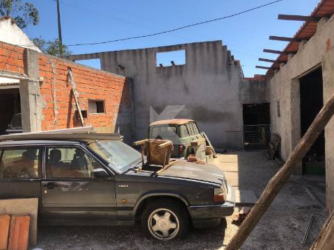 Moradia T7 em Coimbra para restaurar