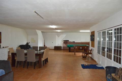 Moradia T4+1 mobilada com terreno e piscina