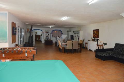 Moradia T4+1 mobilada com terreno e piscina