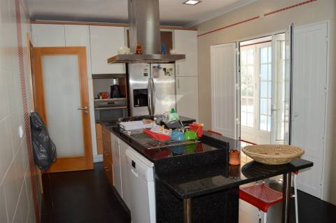 Moradia T4+1 mobilada com terreno e piscina