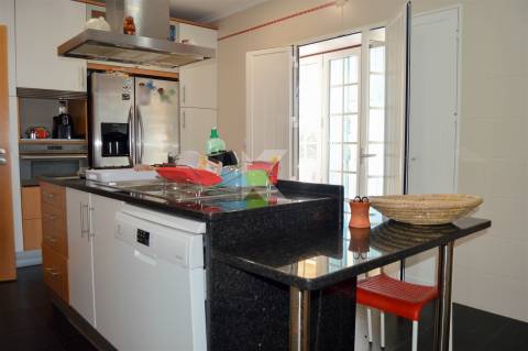 Moradia T4+1 mobilada com terreno e piscina