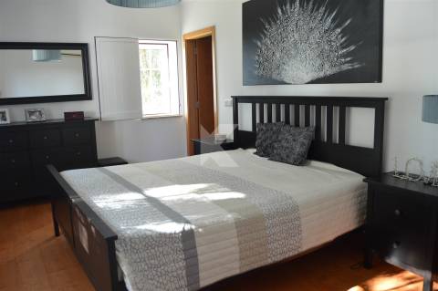 Moradia T4+1 mobilada com terreno e piscina