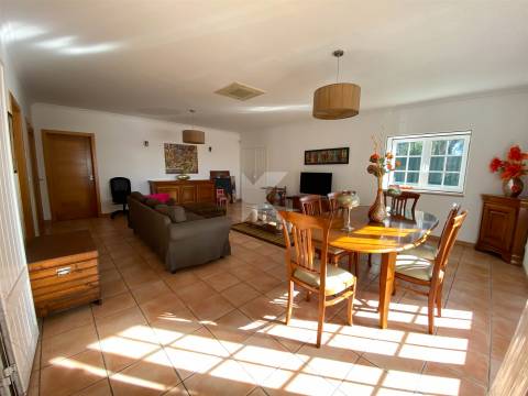 Moradia T4+1 mobilada com terreno e piscina