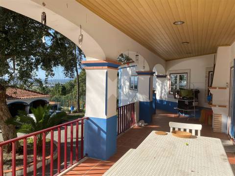 Moradia T4+1 mobilada com terreno e piscina