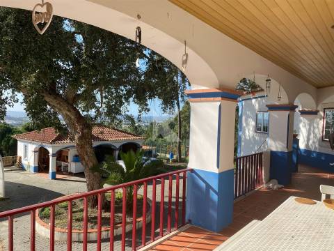 Moradia T4+1 mobilada com terreno e piscina