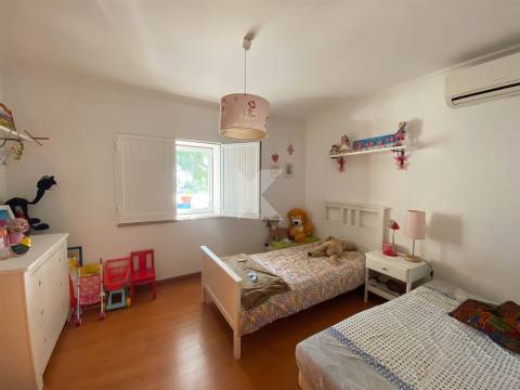 Moradia T4+1 mobilada com terreno e piscina