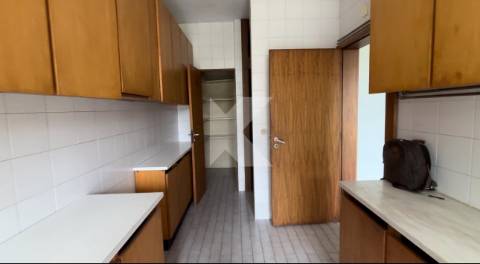 Apartamento T4 com garagem junto ao Rio Douro