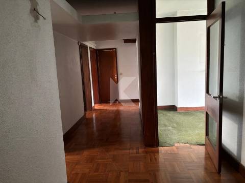 Apartamento T4 com garagem junto ao Rio Douro