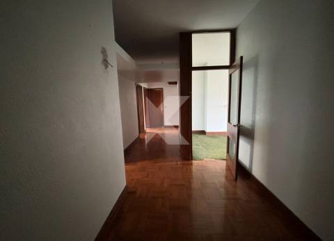 Apartamento T4 com garagem junto ao Rio Douro