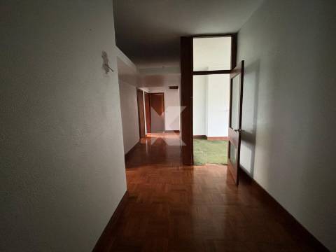Apartamento T4 com garagem junto ao Rio Douro