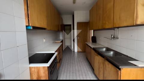 Apartamento T4 com garagem junto ao Rio Douro