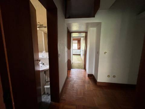 Apartamento T4 com garagem junto ao Rio Douro