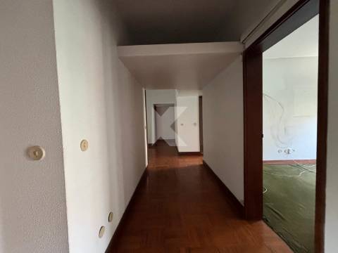Apartamento T4 com garagem junto ao Rio Douro