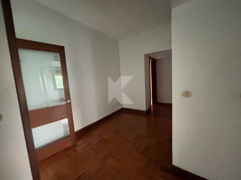 Apartamento T4 com garagem junto ao Rio Douro