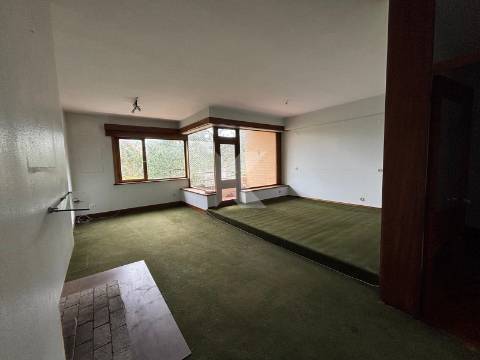 Apartamento T4 com garagem junto ao Rio Douro