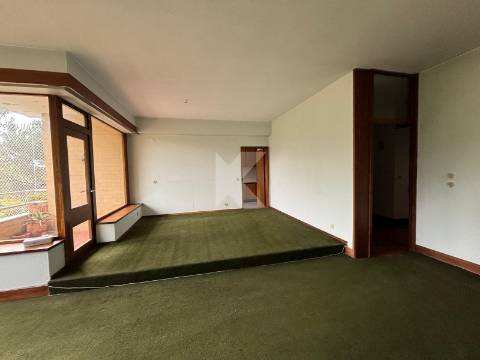 Apartamento T4 com garagem junto ao Rio Douro