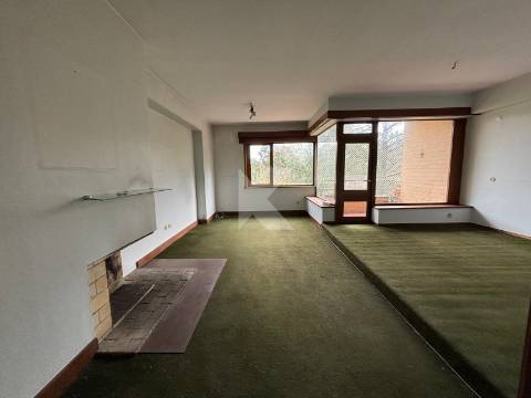 Apartamento T4 com garagem junto ao Rio Douro