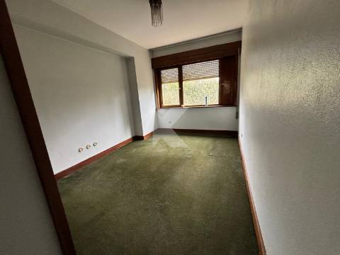 Apartamento T4 com garagem junto ao Rio Douro