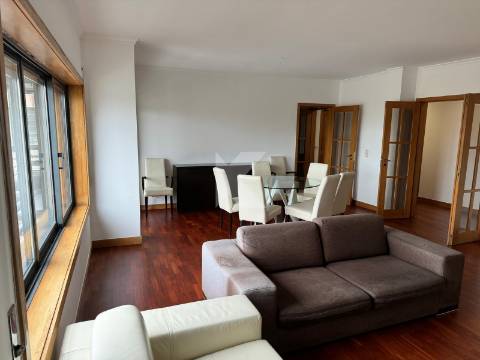 Excelente Apartamento T2 no Campo Alegre - com garagem