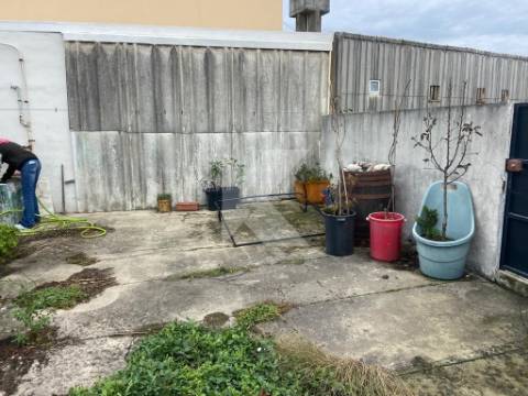 Moradia T2 à beira mar para remodelar