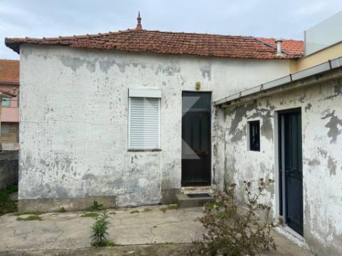 Moradia T2 à beira mar para remodelar