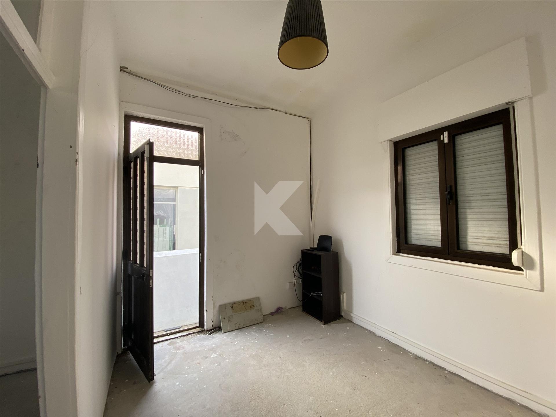 Moradia T2 à beira mar para remodelar