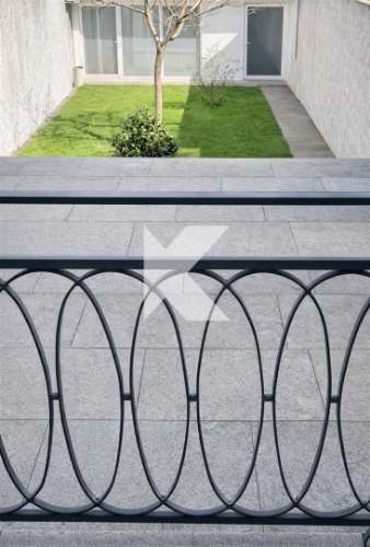 T0 Remodelado com Varanda na Baixa do Porto – Rua do Bonjardim