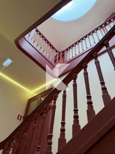 T0 Remodelado com Varanda na Baixa do Porto – Rua do Bonjardim