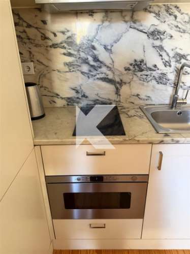 T0 Remodelado com Varanda na Baixa do Porto – Rua do Bonjardim