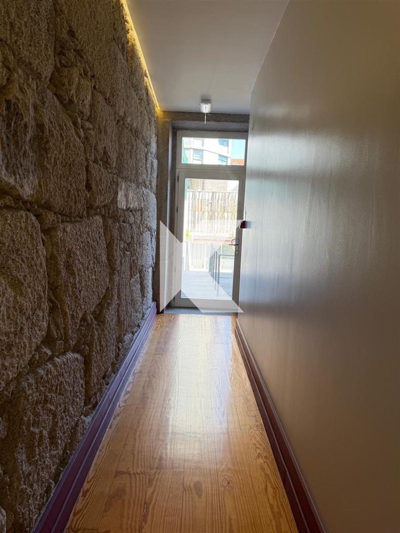 T0 Remodelado com Varanda na Baixa do Porto – Rua do Bonjardim