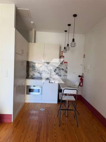 T0 Remodelado com Varanda na Baixa do Porto – Rua do Bonjardim