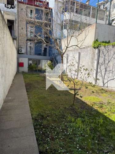 Loja nova com Jardim no Centro do Porto – Ideal para Comércio ou Restauração
