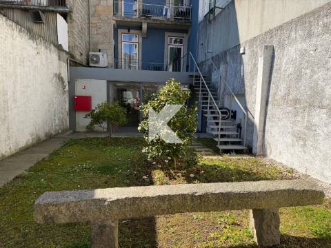 Loja nova com Jardim no Centro do Porto – Ideal para Comércio ou Restauração