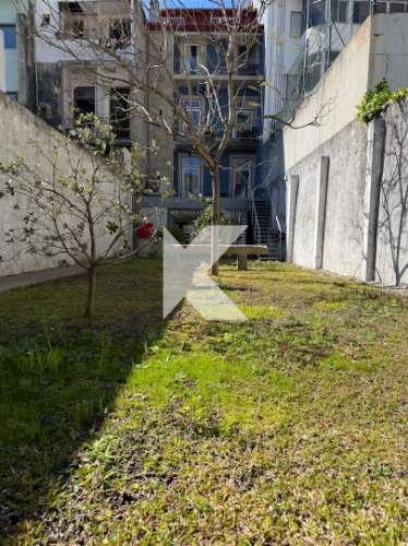 Loja nova com Jardim no Centro do Porto – Ideal para Comércio ou Restauração