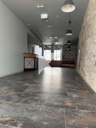 Loja nova com Jardim no Centro do Porto – Ideal para Comércio ou Restauração