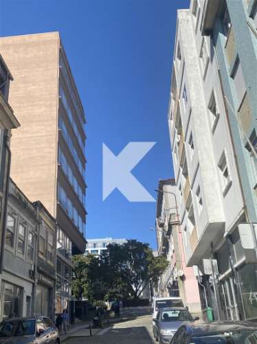 Loja nova com Jardim no Centro do Porto – Ideal para Comércio ou Restauração