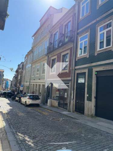 Loja nova com Jardim no Centro do Porto – Ideal para Comércio ou Restauração