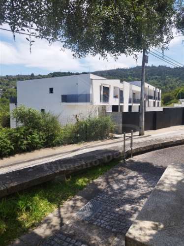 Moradia em banda em Santa Lucrécia