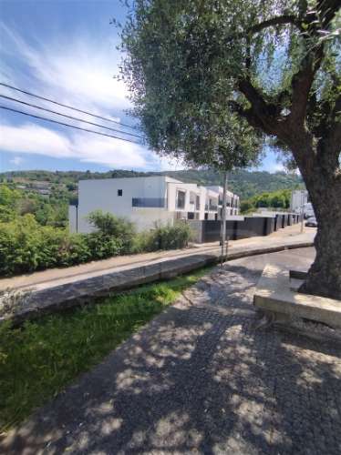 Moradia em banda em Santa Lucrécia