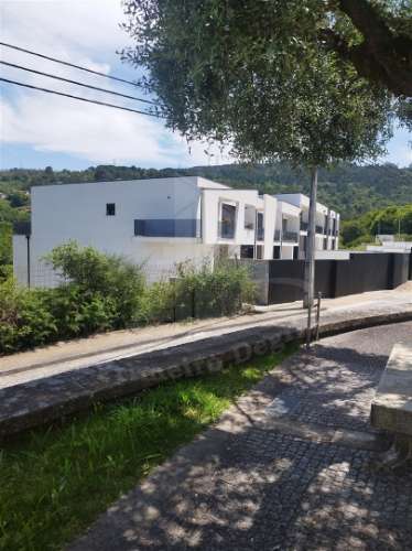 Moradia em banda em Santa Lucrécia